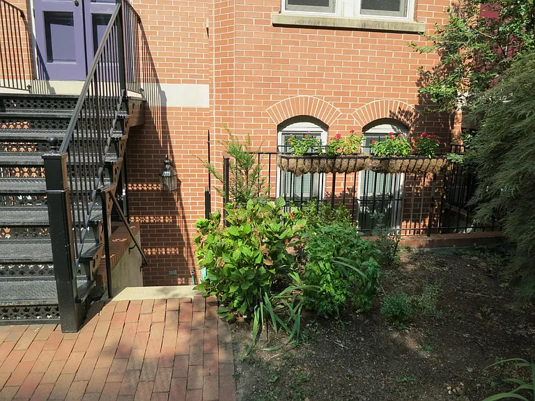 222 7th St NE #B — Photo 8