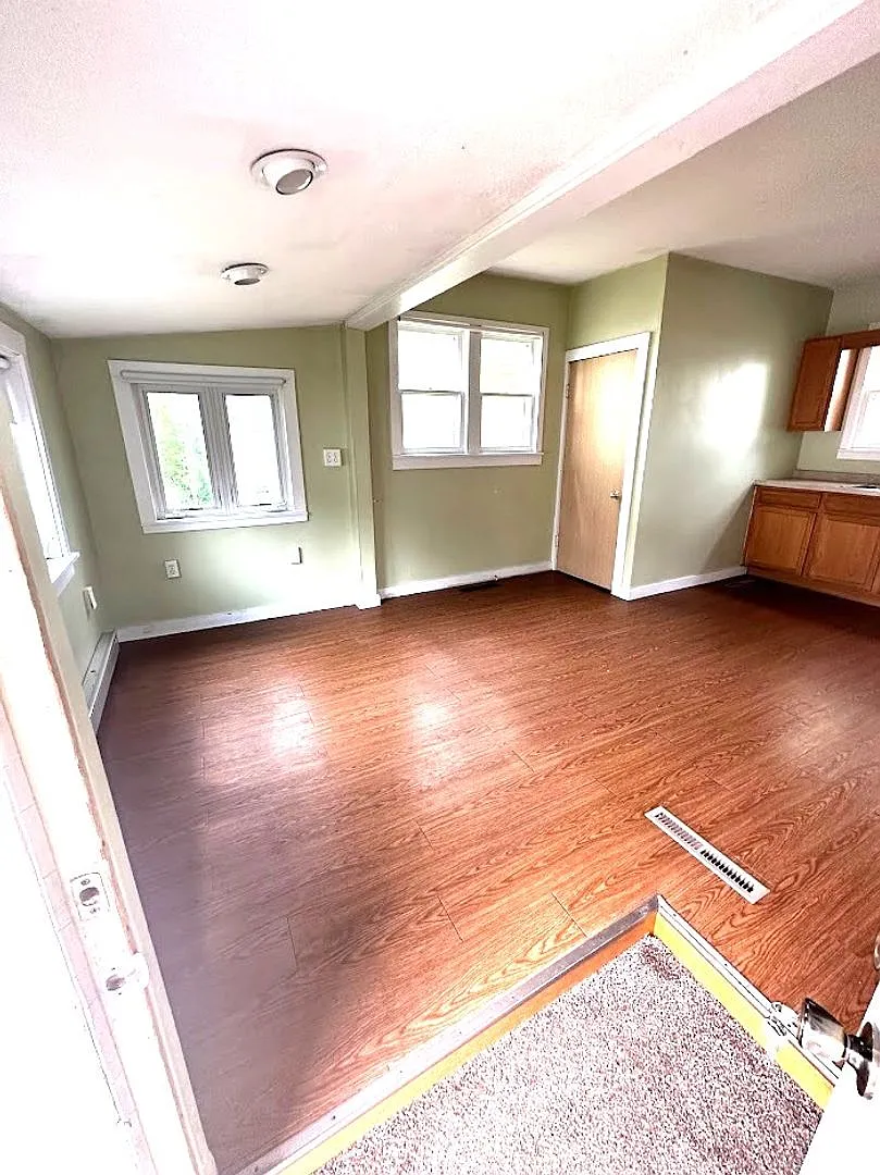 4 bedroom/ 2 bathroom — Photo 4