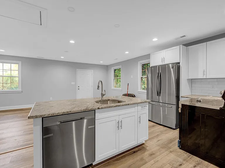 2451 Boone Ave — Photo 4