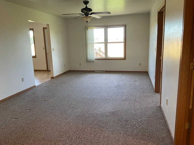 527 Wellington Dr — Photo 2