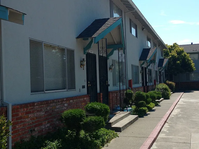 22065 Hathaway Ave — Photo 3