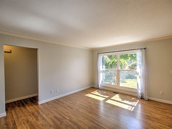 4th image of 520 Elm St