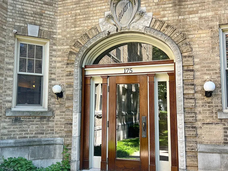 Elliott Apartments — Photo 16