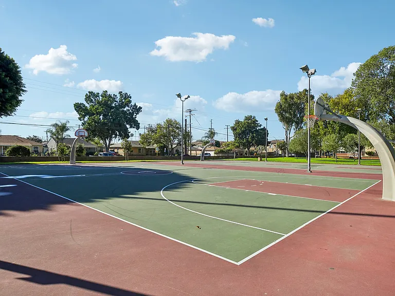 Little Lake Park: basketball courts