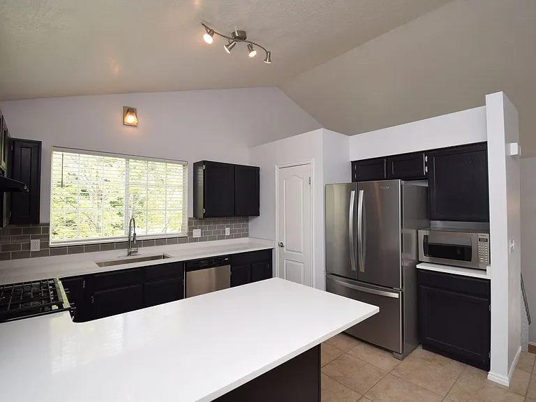 572 E Thatcher Way — Photo 5