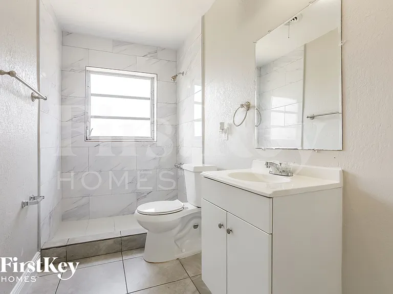 2720 SW 18th St — Photo 11