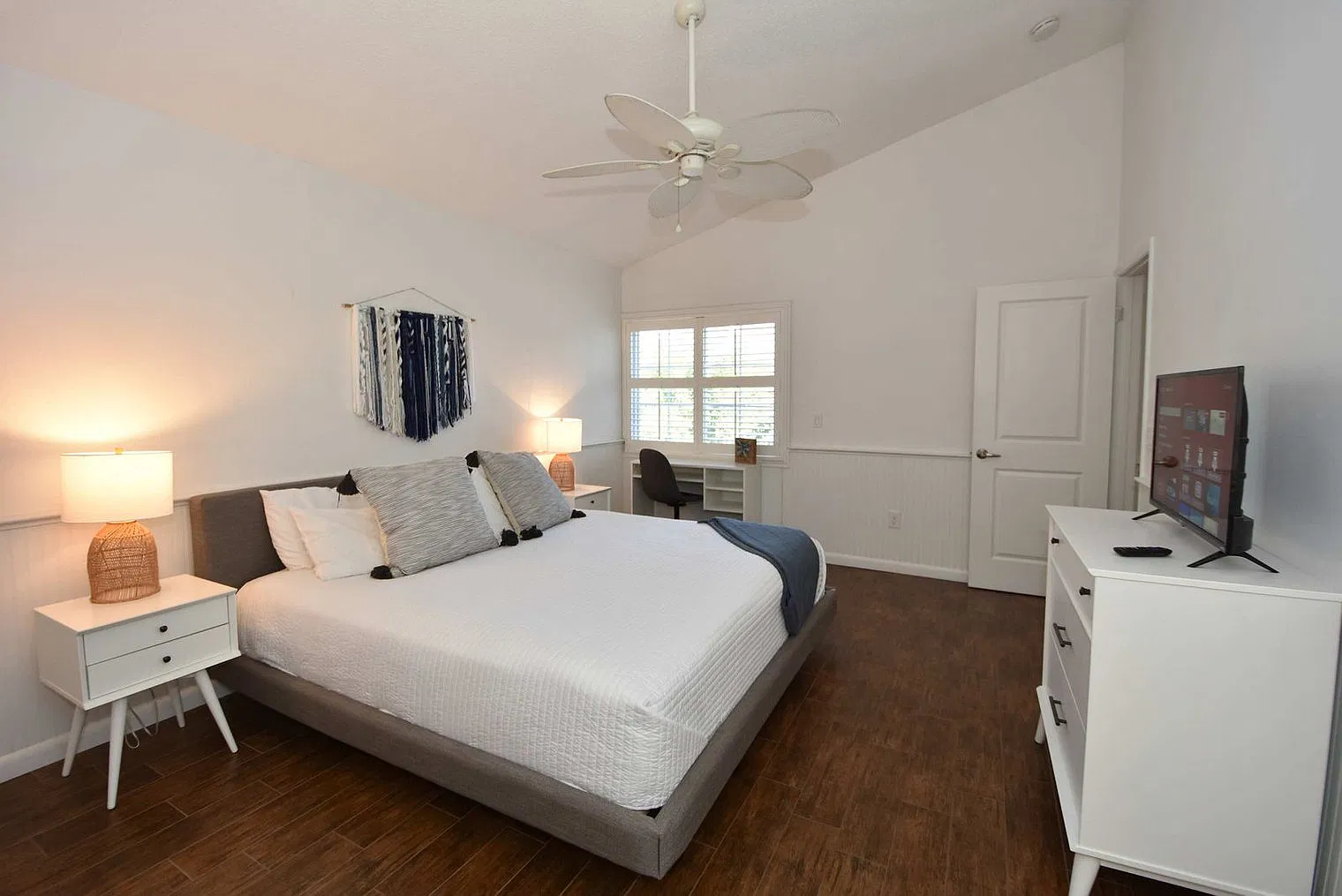 3 bed, 2.0 bath, 1496 sqft, $3,115 — Photo 3