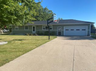 307 Meadow Lane Dr, Montezuma, IA
