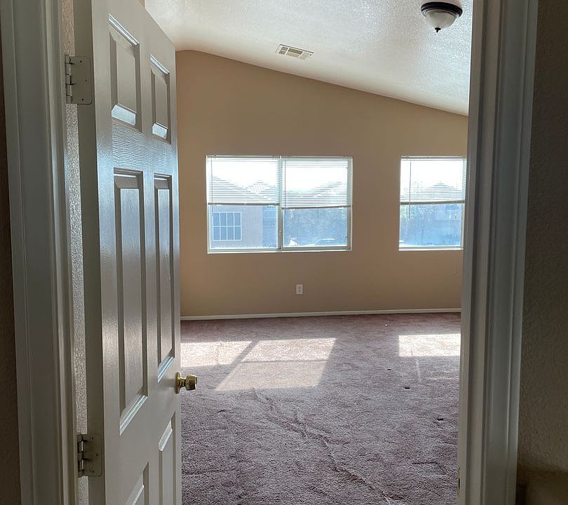 1st image of 3753 Hollycroft Dr
