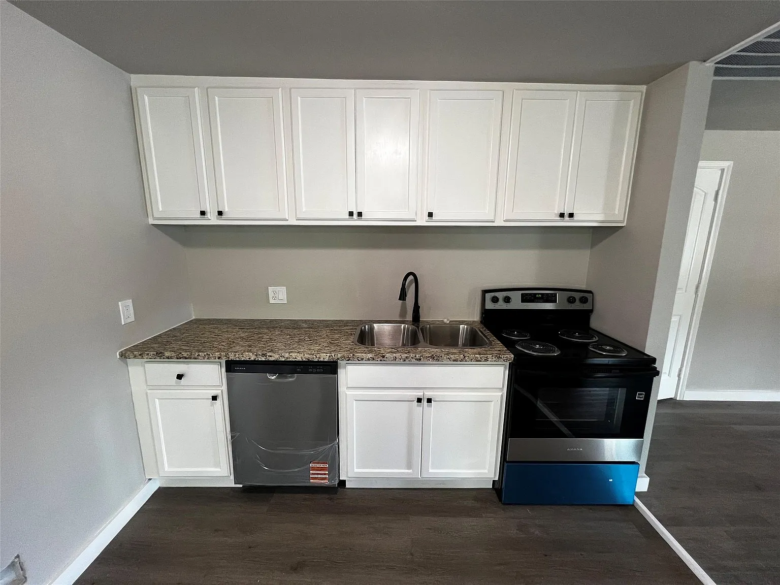 3 bed, 1.0 bath, 1244 sqft, $1,595 — Photo 4