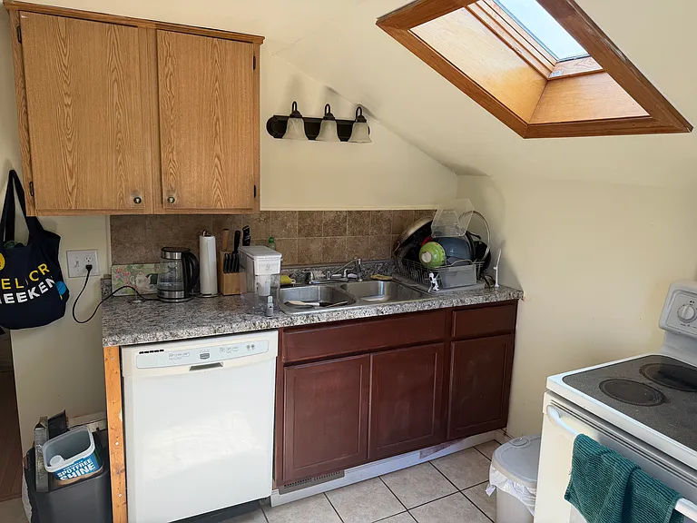 9-9.5 Lawrence St #UP — Photo 4