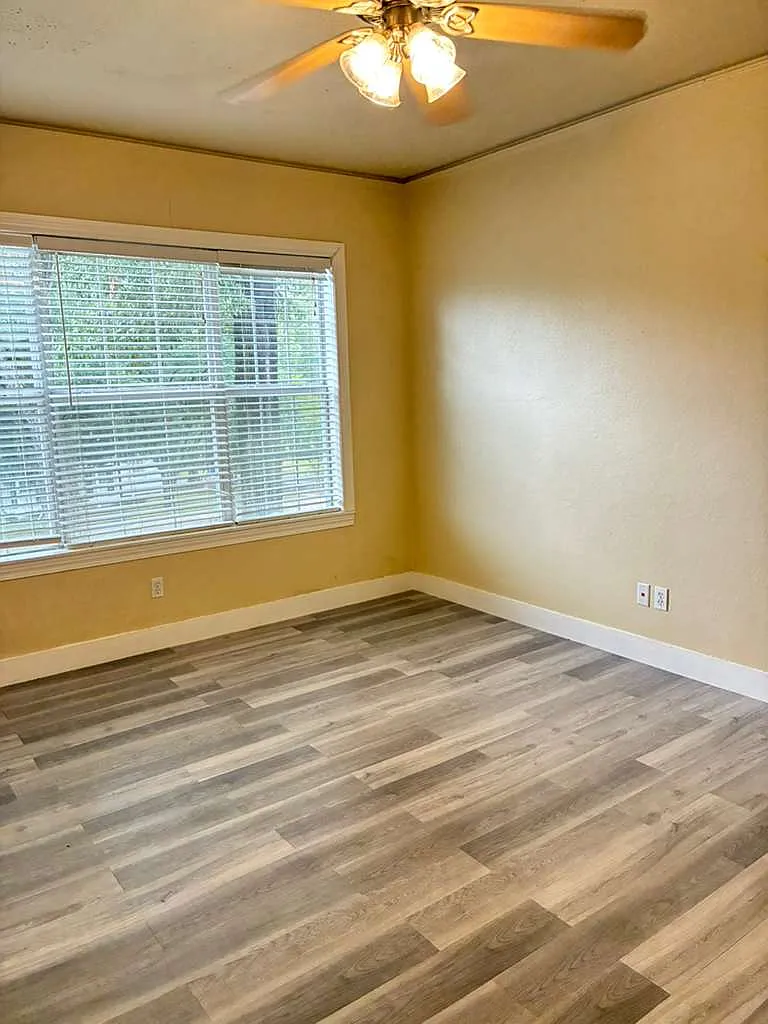 2 bed, 1400 sqft, $950 — Photo 3
