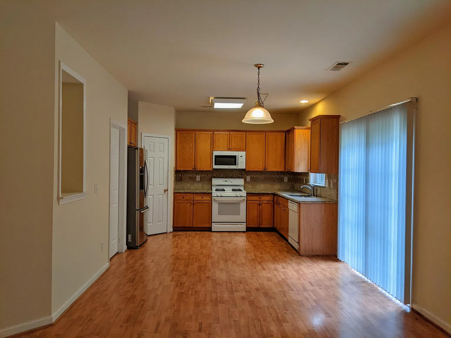 4 bed, 2.5 bath, 2200 sqft, $2,600 — Photo 4