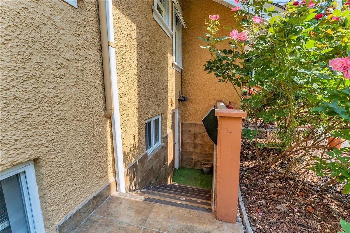 2 bed, 900 sqft, $2,400 — Photo 2