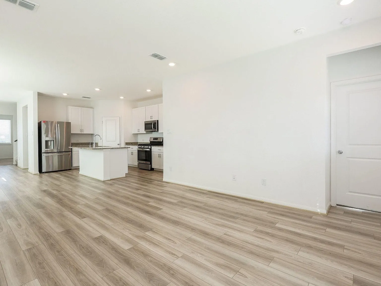 4 bed, 2.5 bath, 2064 sqft, $2,400 — Photo 2