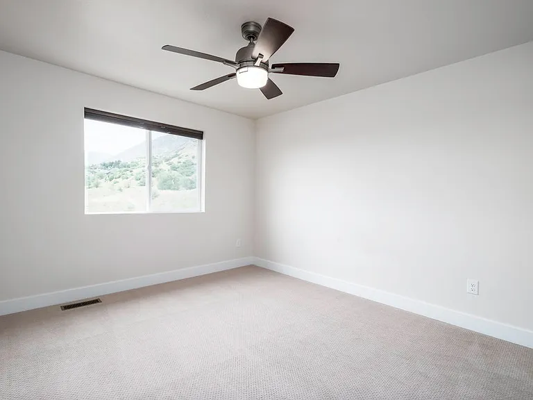 711 N Summit Dr — Photo 11