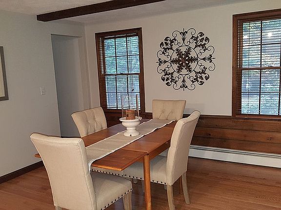 Gorgeous Eat in Kitchen!