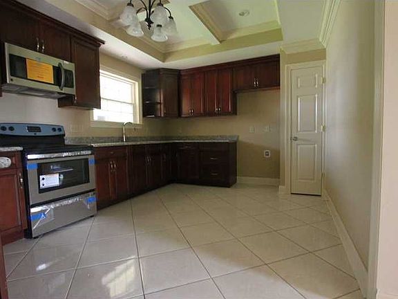 3rd image of 6711 Coventry St