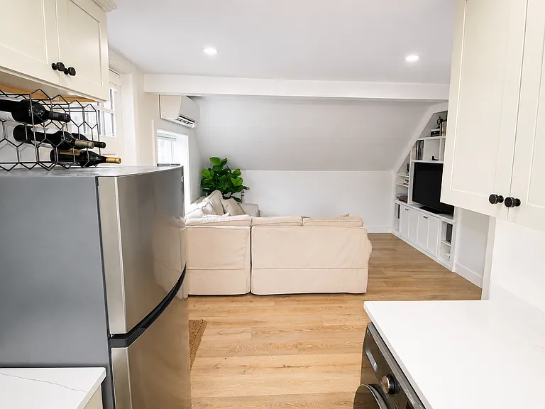 302 Pine St #2 — Photo 16