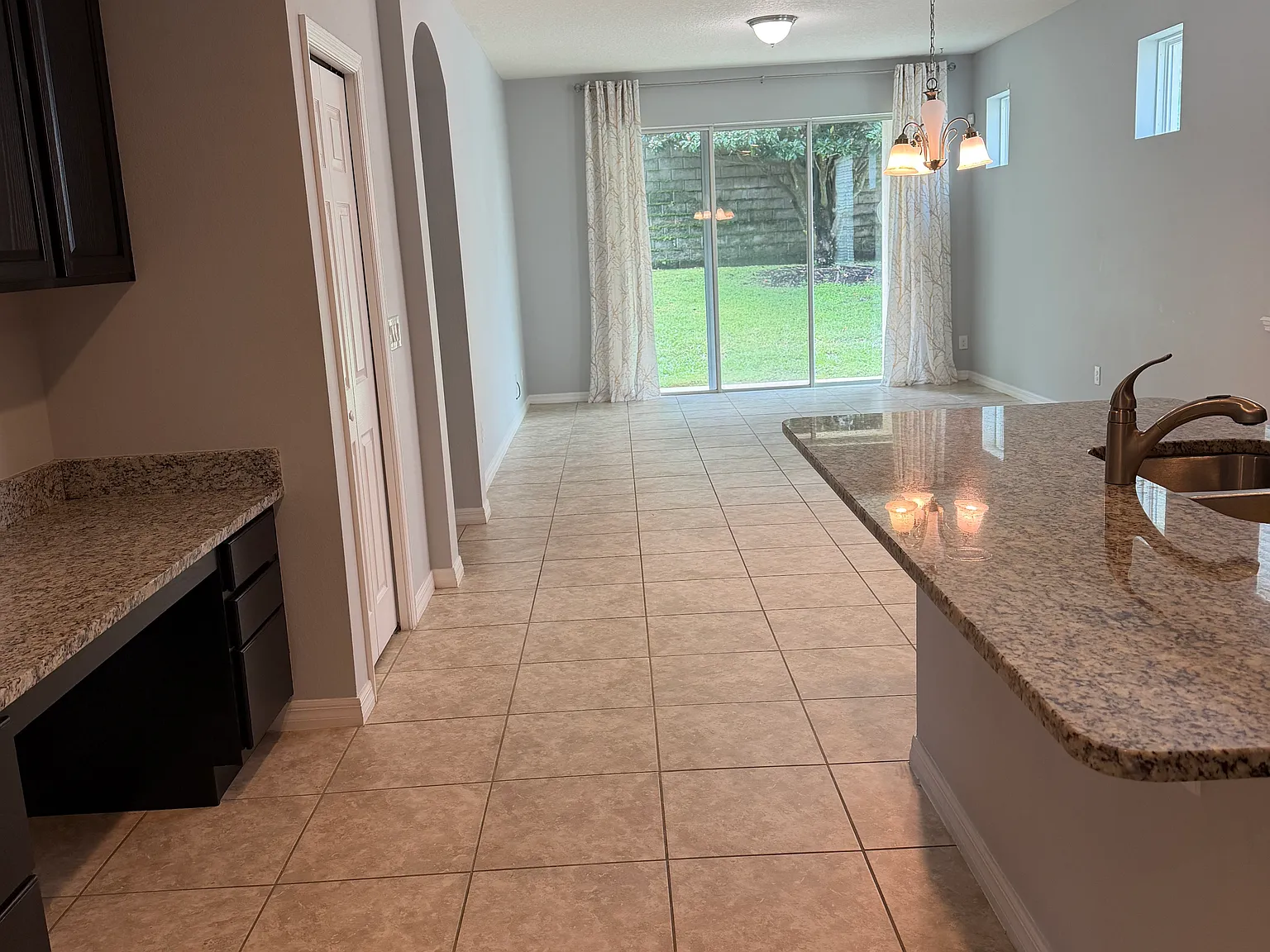 4 bed, 2056 sqft, $2,575 — Photo 4
