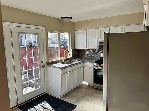 4th image of 405 Colony Ct