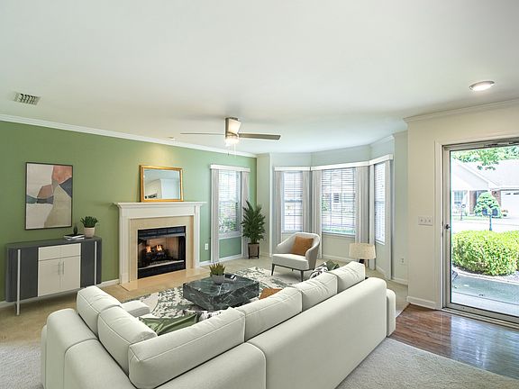 4th image of 423 Forest Glen Cir