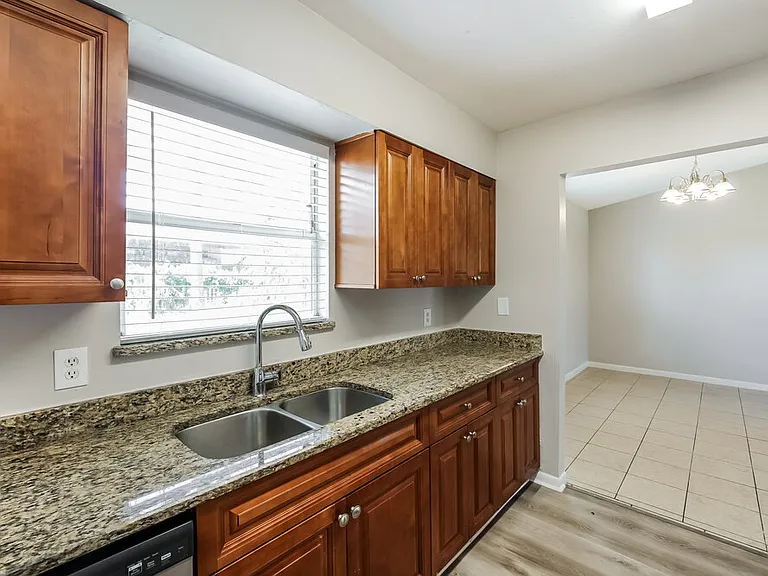 2122 SE 6th Ln — Photo 7