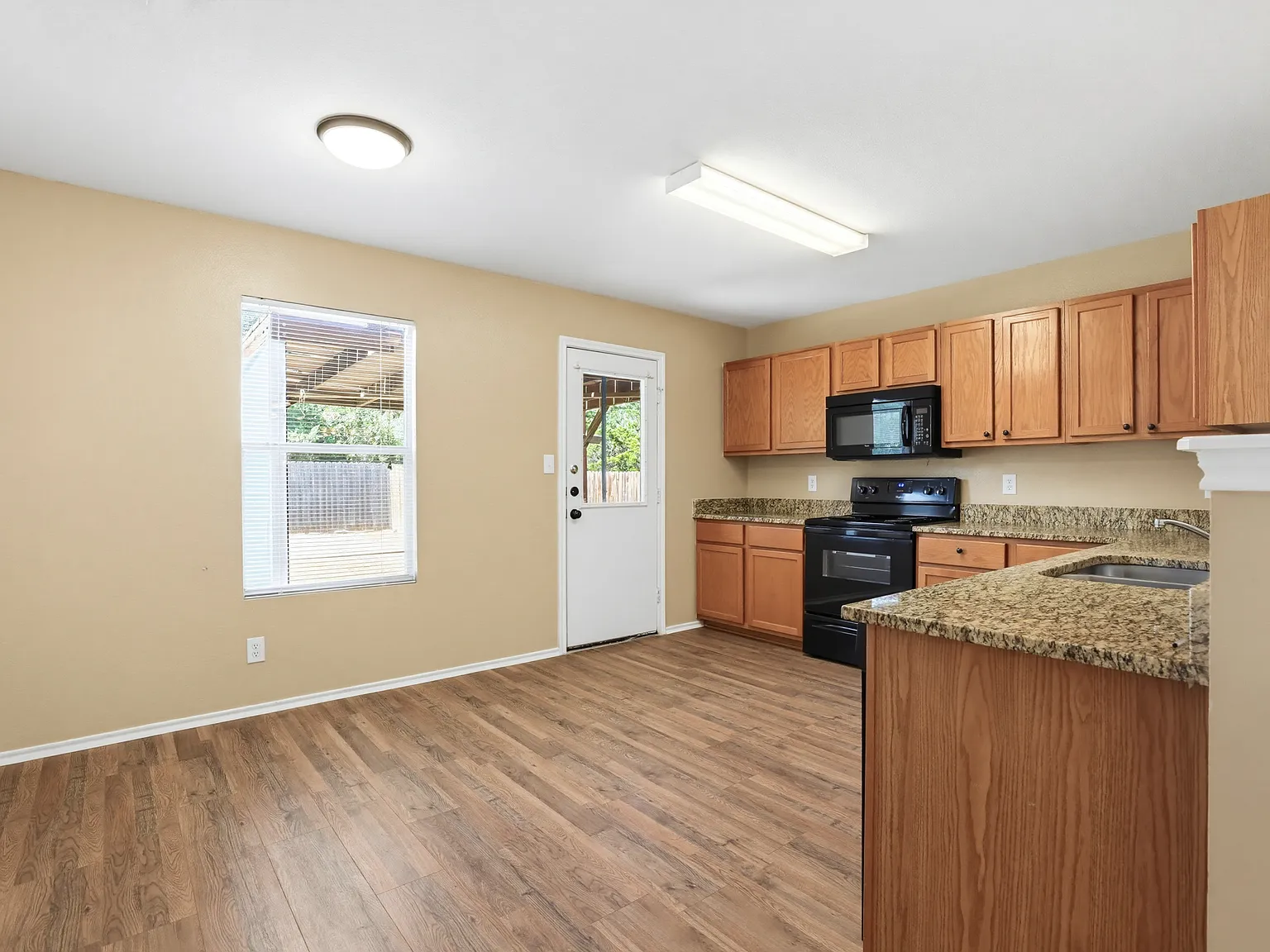 3 bed, 1608 sqft, $1,990 — Photo 3