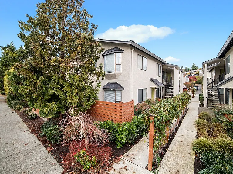 Alki 12 Apartments are located just blocks from Alki Beach. — Photo 14