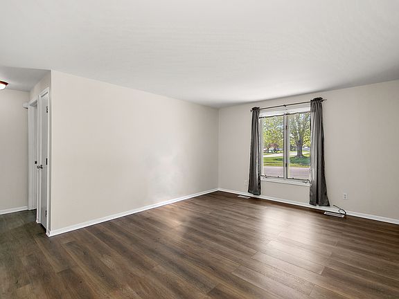 3rd image of 860 Pheasant Dr