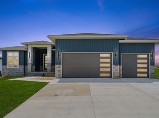3916 Broomfield Dr, Cedar Falls, IA 50613