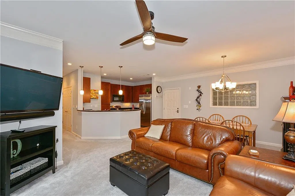 Modern 1BR Condo with Garage Parking in Atlanta — Photo 3
