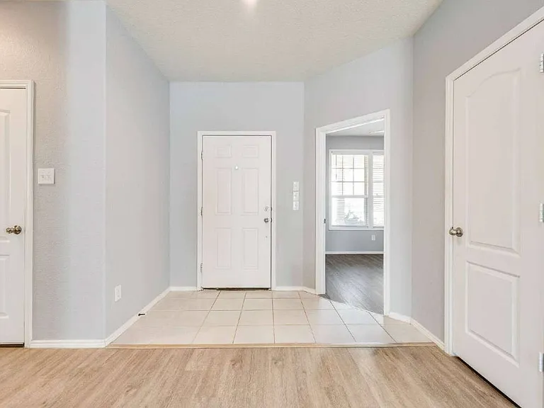 9004 Blackstone Dr — Photo 3