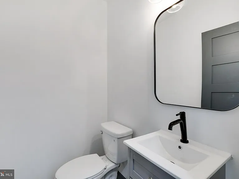 555 N Lawrence St — Photo 9