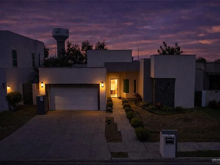 211 Driftwood Ave — Photo 1