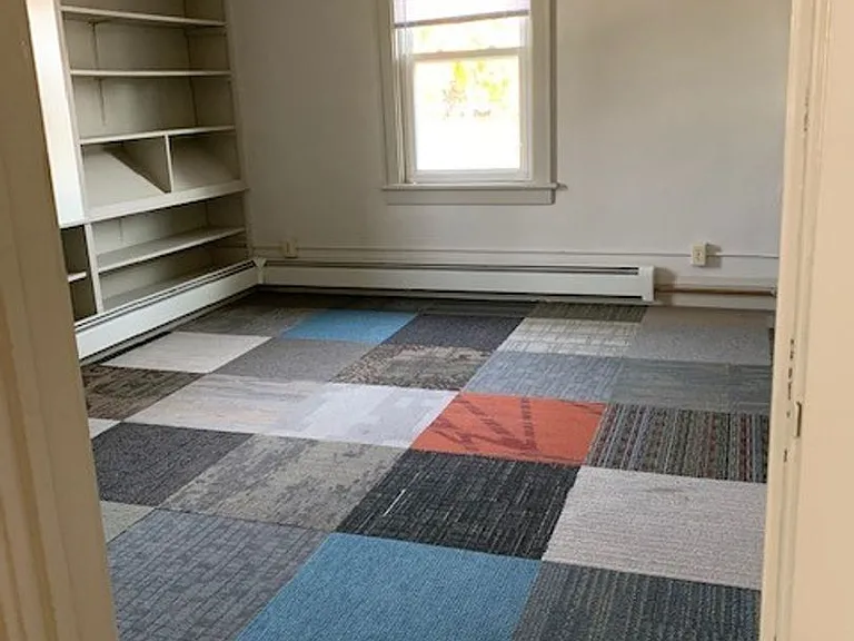 421 University Ave W — Photo 10
