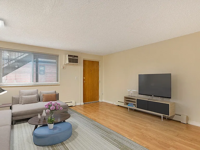 236 S Logan St — Photo 2