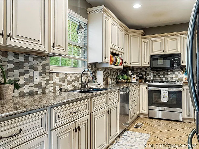 1132 S Urbana Ave — Photo 9