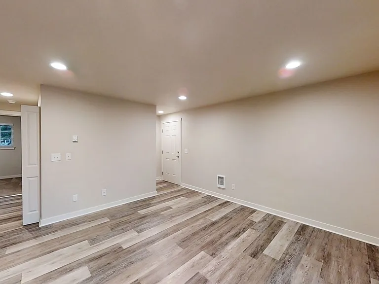 Sunset Court Apartments — Photo 8