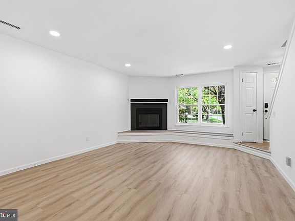 4th image of 13 Rampart Dr