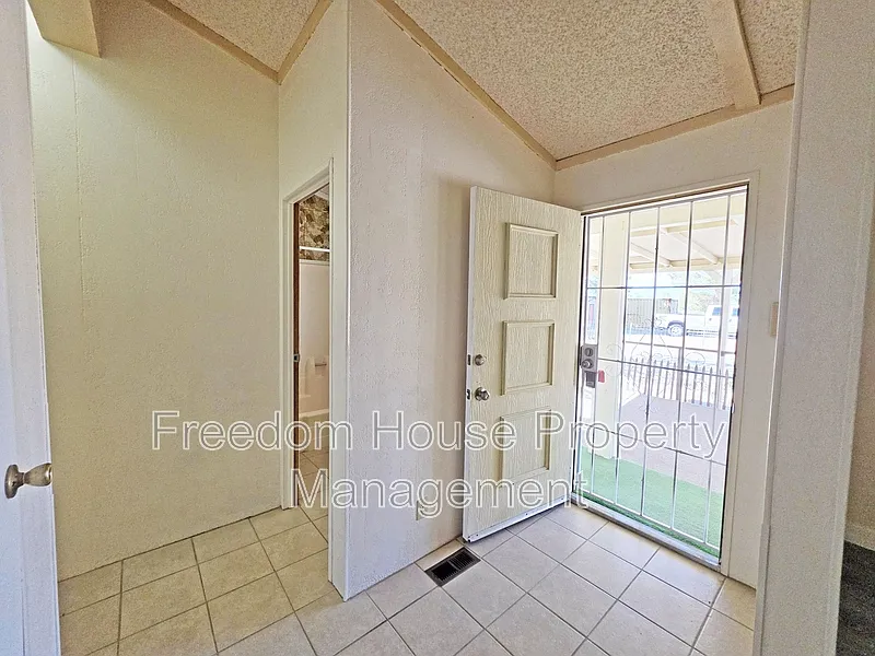 3 bed, 3.0 bath, 1937 sqft, $1,741 — Photo 3