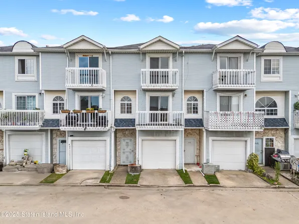 38A Country Dr E, Staten Island, NY 10314