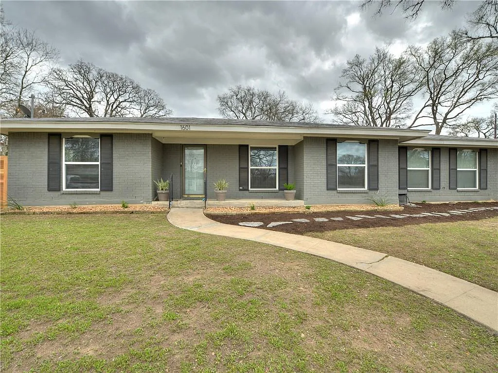 3 bed, 2.0 bath, 1840 sqft, $3,495 — Photo 3