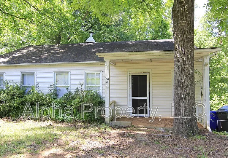 301 Dupont Dr #B — Photo 1