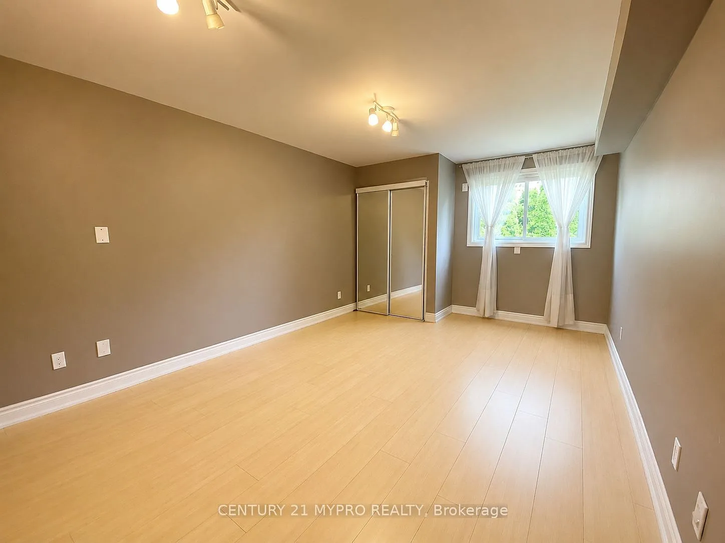 3 bed, $2,200 — Photo 4