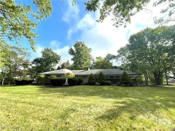 2803 Som Center Rd, Willoughby Hills, OH 44094