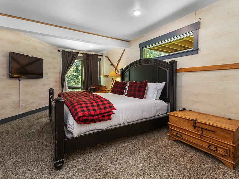 Ensuite Bedroom #1| King Bed | Entry Level