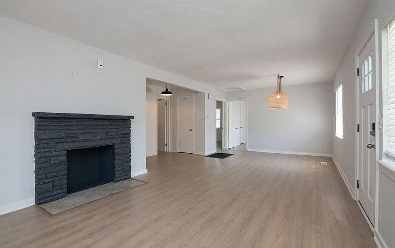 3 bed, 2.0 bath, 1146 sqft, $1,800 — Photo 3