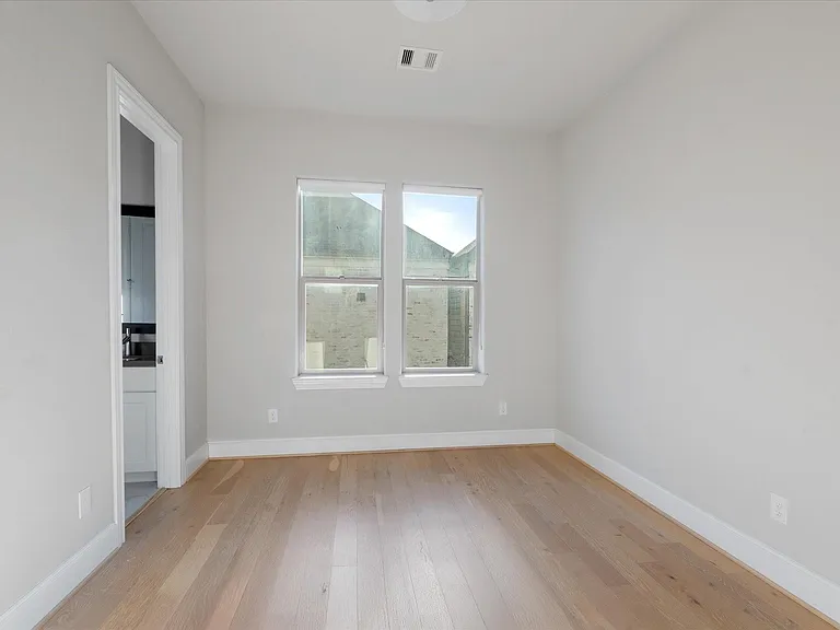 1005 Saint Charles St — Photo 5