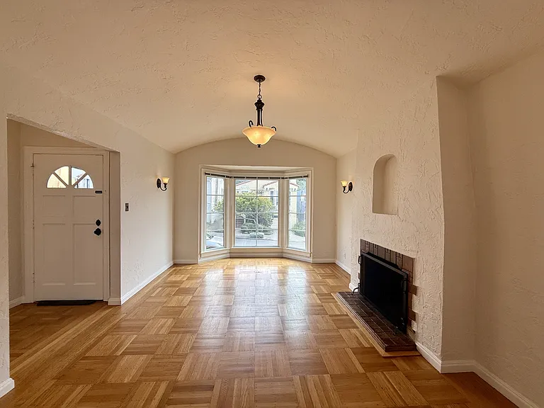 658 Rockdale Dr — Photo 2